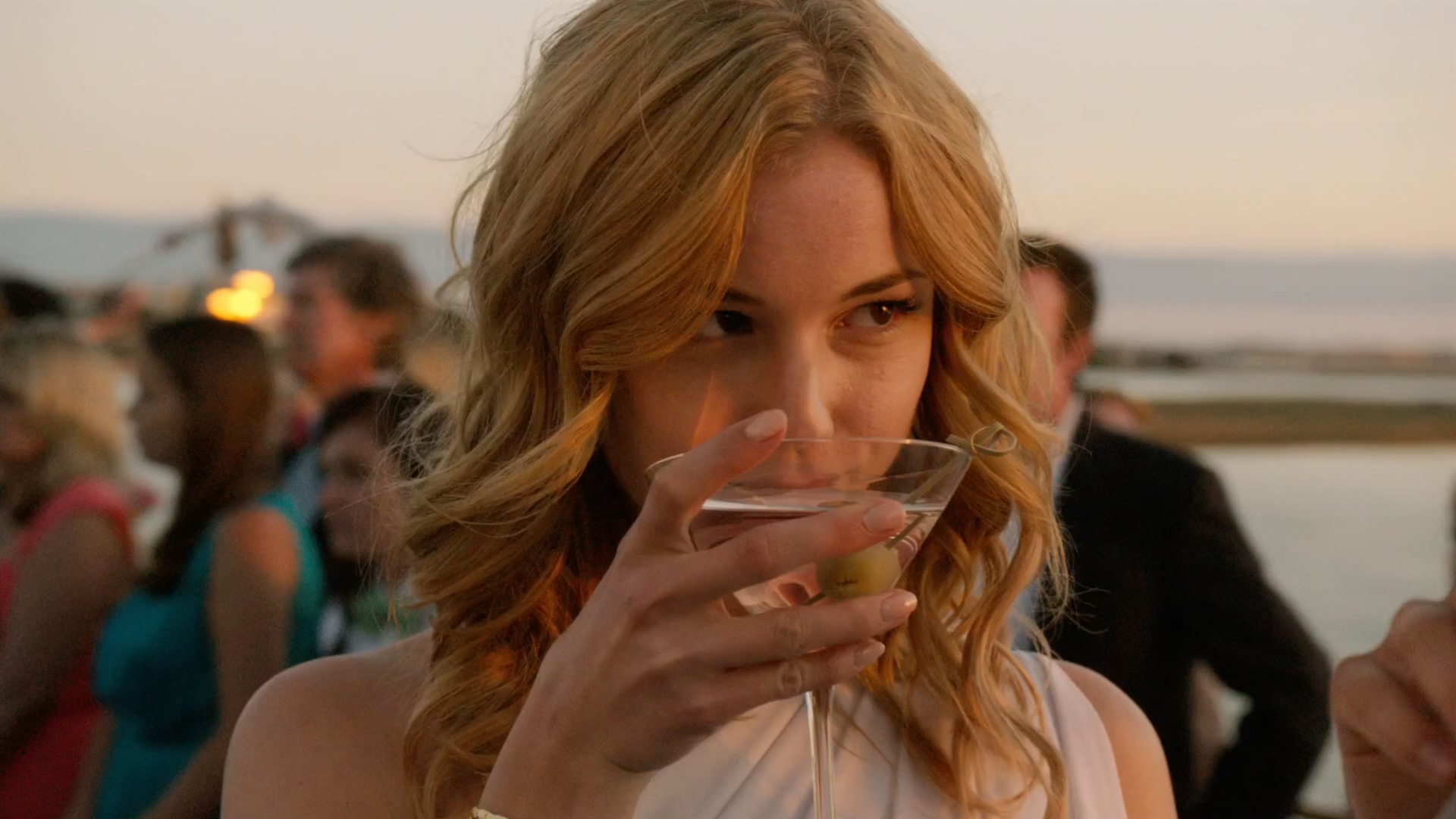 Revenge.S01E01.1080p.WEBRip.x265.mkv_20250123_014607.064.jpg