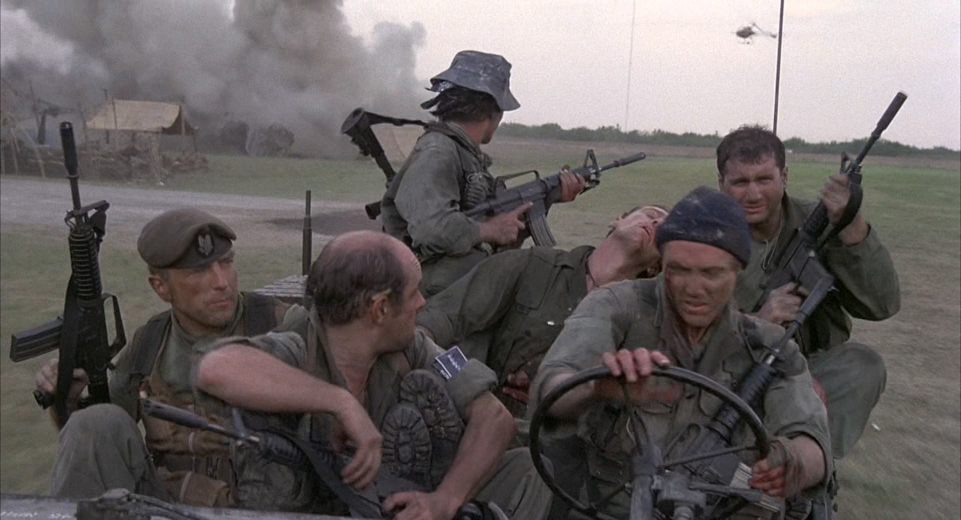 【战狗】The.Dogs.of.War.1980.BluRay.1080p.x265.hclg (1).mkv_20250309_134355.049.jpg