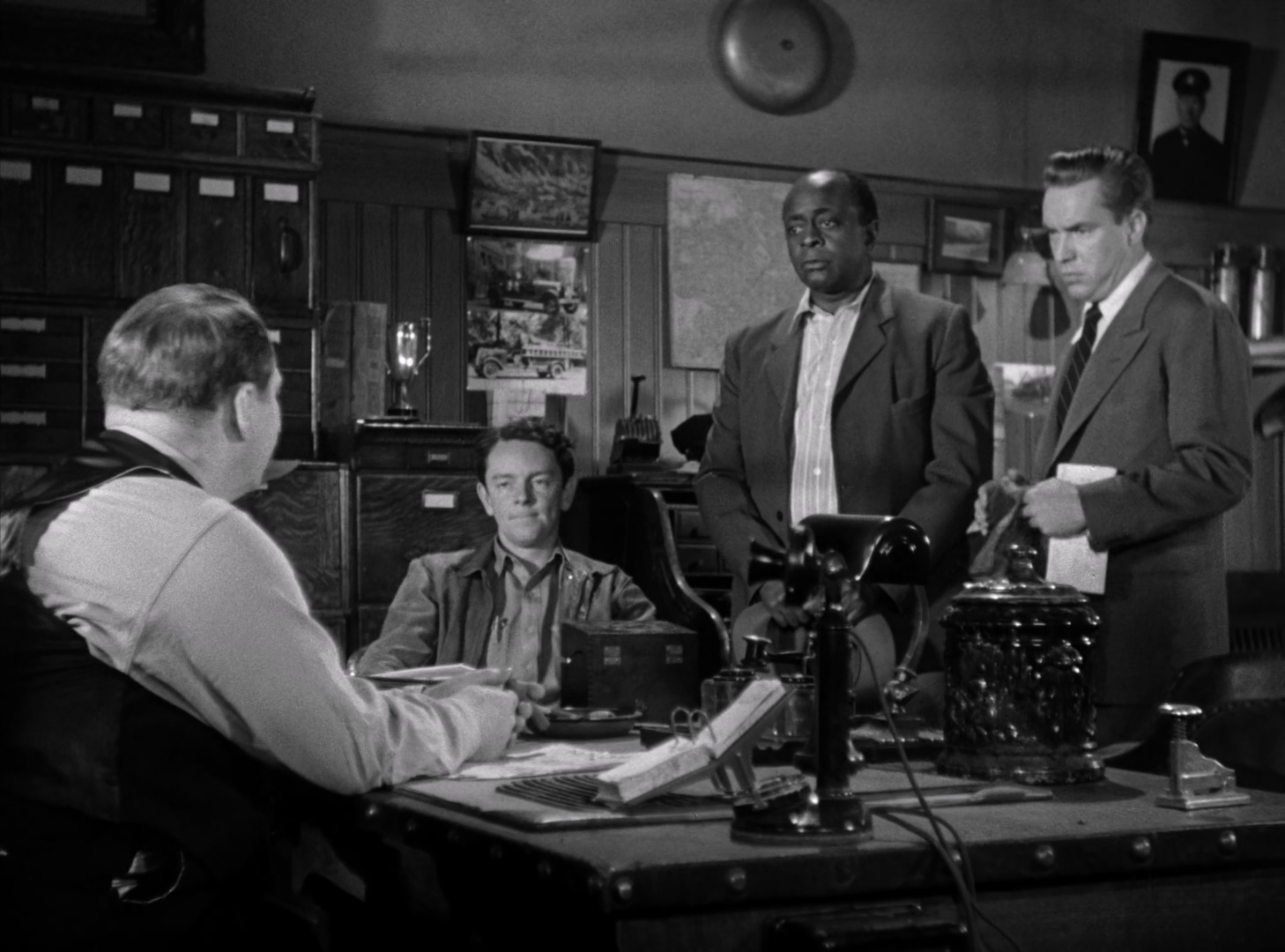 The.Killers.1946.CC.1080p.BluRay.x265.10bit.FLAC.1.0-SONYHD.mkv_20250515_225959.467.jpg
