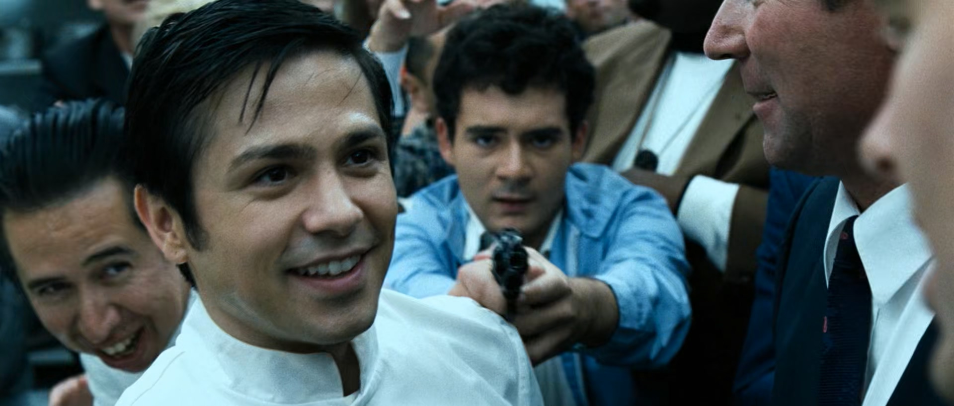 鲍比.Bobby.2006.1080p.BluRay.x265-RARBG-bylh.mkv_20250528_220259.589.jpg
