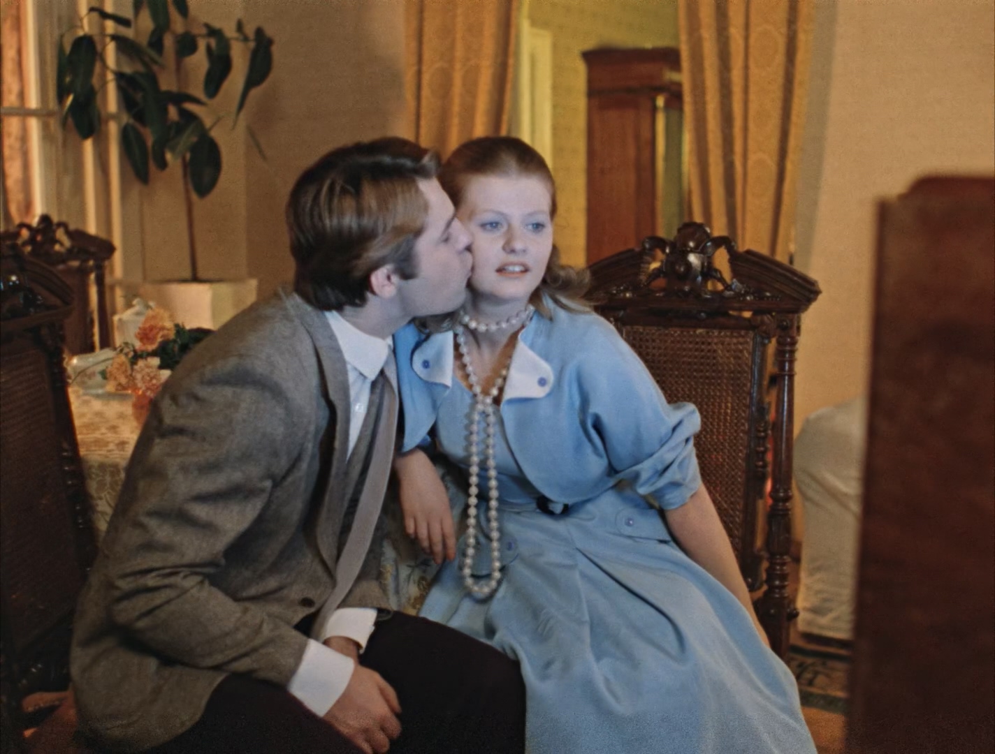 Moscow.Does.Not.Believe.in.Tears.1979.BluRay.1080p.x265.10bit.2Audio-MiniHD.mkv_.jpg