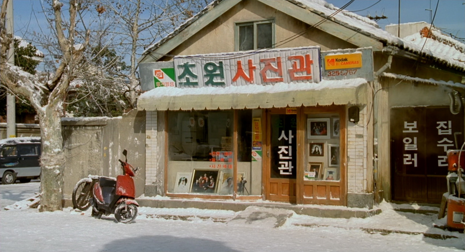 Christmas.in.August.1998.CZ.BluRay.1080p.x265.10bit.DTS-HD.MA.5.1-DreamHD.mkv_20.jpg