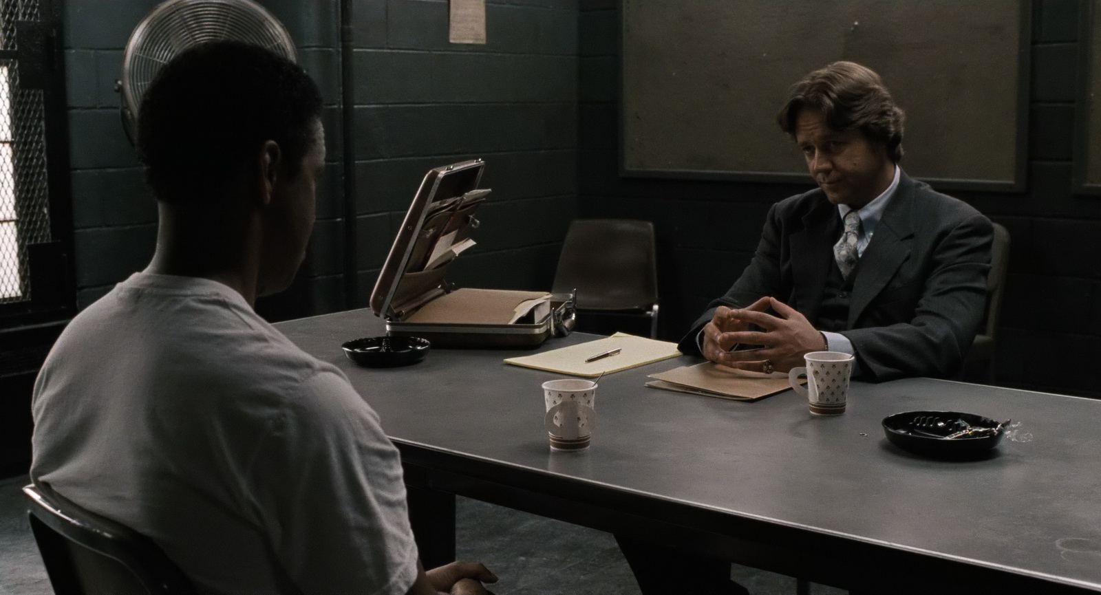 American.Gangster.2007.EXTENDED.2160p.UHD.BluRay.x265.10bit.HDR.DTS-X.7.1-RARBG-.jpg