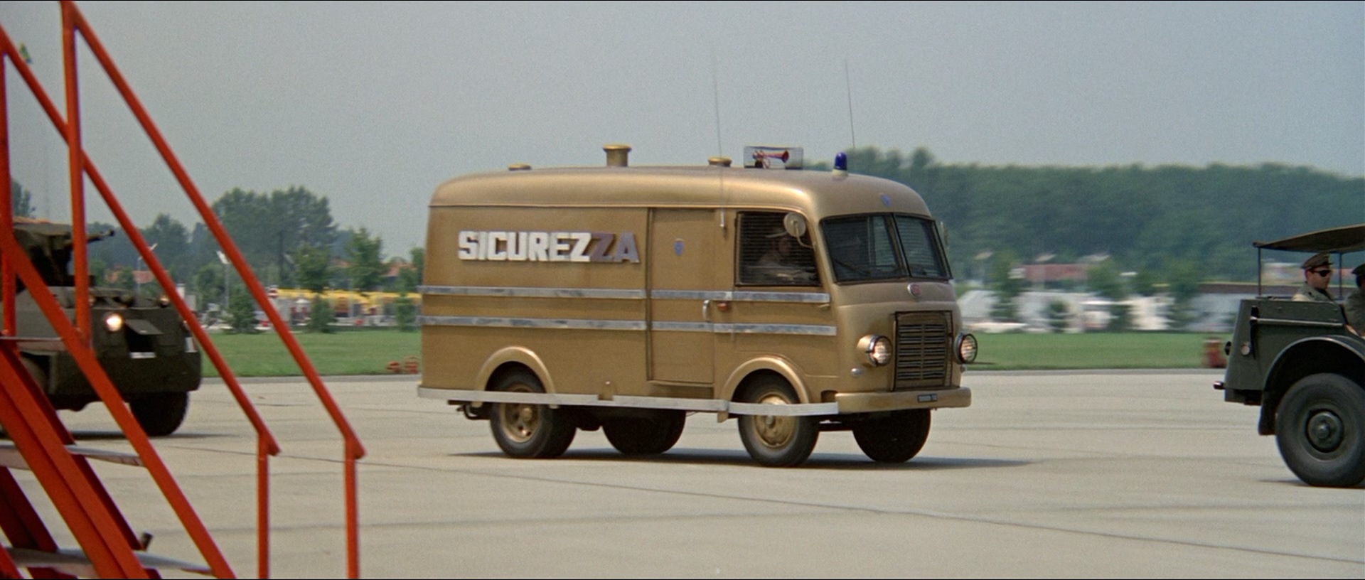 The.Italian.Job.1969.1080p.BluRay.x265.10bit.DTS-QuickIO.mkv_20250612_001146.720.jpg
