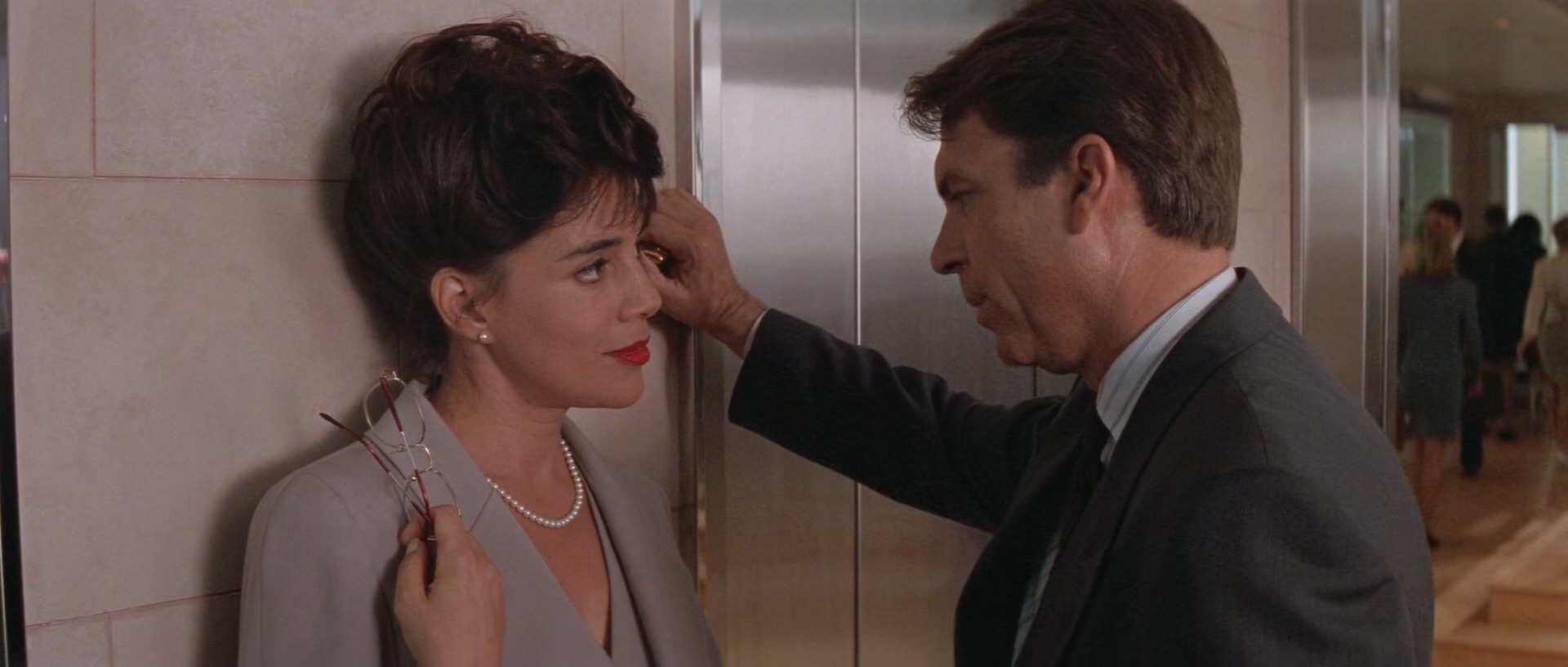 In.the.Mouth.of.Madness.1994.REMASTERED.1080p.BluRay.x265-RARBG-bylh.mkv_2025062.jpg