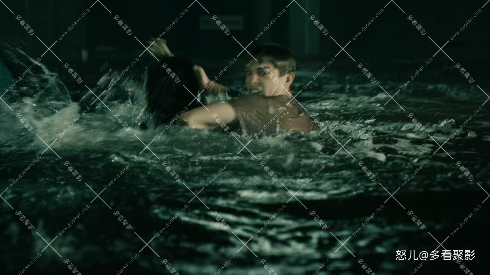 大海啸之鲨口逃生.Bait.2012.1080p.BluRay.x265.2audio-RARBG (1).mkv_20260305_104258.036.jpg