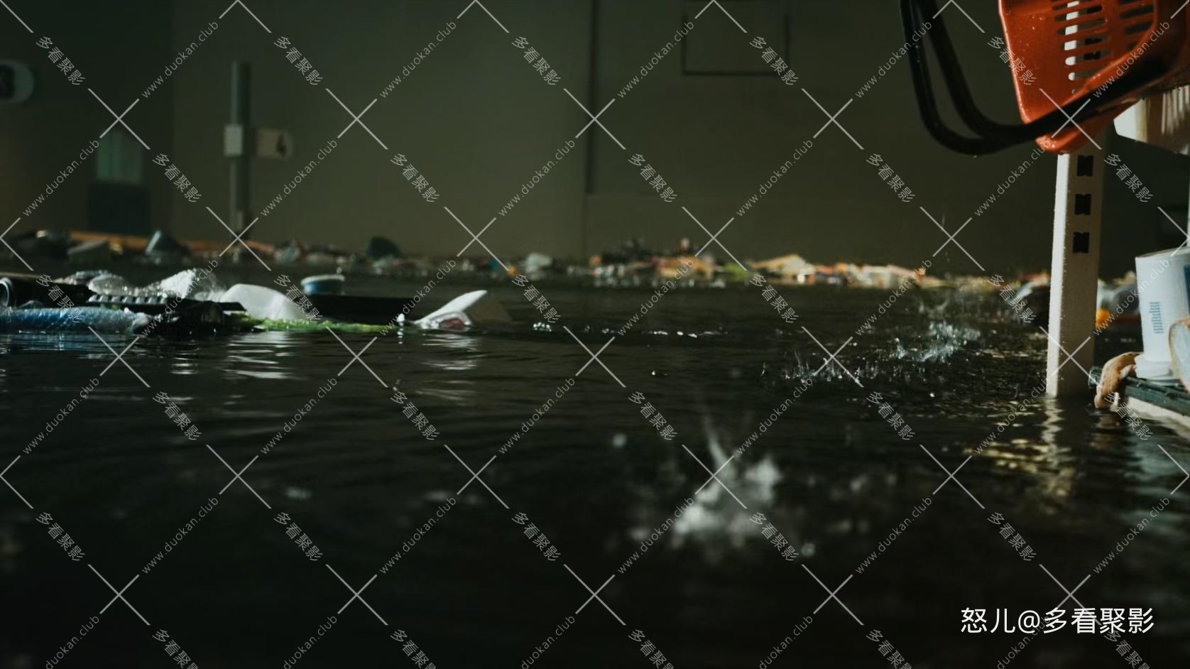 大海啸之鲨口逃生.Bait.2012.1080p.BluRay.x265.2audio-RARBG (1).mkv_20260305_104239.941.jpg